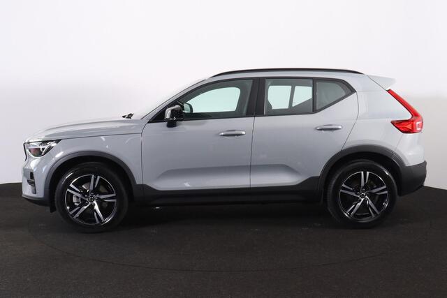 Volvo XC40 B4 Plus Dark - IntelliSafe Assist & Surround - Parkeercamera achter - Verwarmde voorstoelen & stuur - Parkeersensoren voor & achter - Elektr. bedienb. voorstoelen met geheugen links - Draadloze tel. lader - Elektr. inklapbare trekhaak - 18' LMV