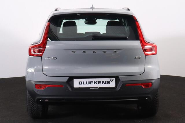 Volvo XC40 B4 Plus Dark - IntelliSafe Assist & Surround - Parkeercamera achter - Verwarmde voorstoelen & stuur - Parkeersensoren voor & achter - Elektr. bedienb. voorstoelen met geheugen links - Draadloze tel. lader - Elektr. inklapbare trekhaak - 18' LMV