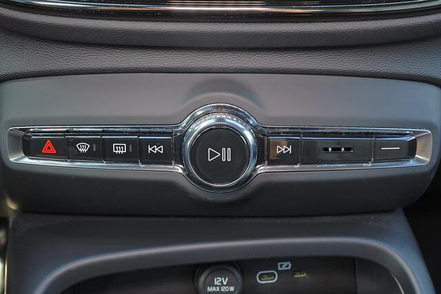 Volvo XC40 B4 Plus Dark - IntelliSafe Assist & Surround - Parkeercamera achter - Verwarmde voorstoelen & stuur - Parkeersensoren voor & achter - Elektr. bedienb. voorstoelen met geheugen links - Draadloze tel. lader - Elektr. inklapbare trekhaak - 18' LMV