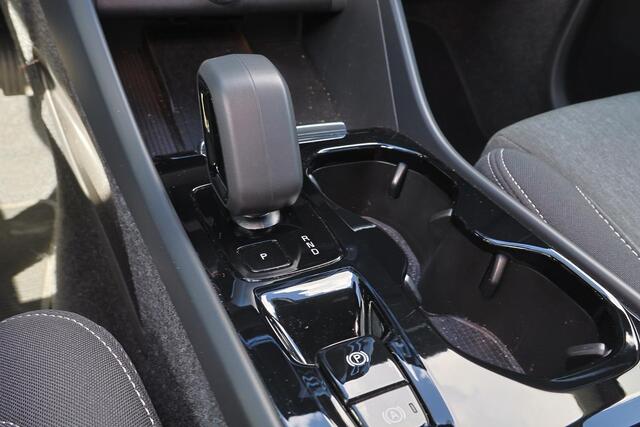 Volvo XC40 B4 Plus Dark - IntelliSafe Assist & Surround - Parkeercamera achter - Verwarmde voorstoelen & stuur - Parkeersensoren voor & achter - Elektr. bedienb. voorstoelen met geheugen links - Draadloze tel. lader - Elektr. inklapbare trekhaak - 18' LMV