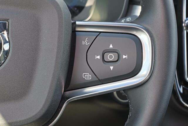 Volvo XC40 B4 Plus Dark - IntelliSafe Assist & Surround - Parkeercamera achter - Verwarmde voorstoelen & stuur - Parkeersensoren voor & achter - Elektr. bedienb. voorstoelen met geheugen links - Draadloze tel. lader - Elektr. inklapbare trekhaak - 18' LMV