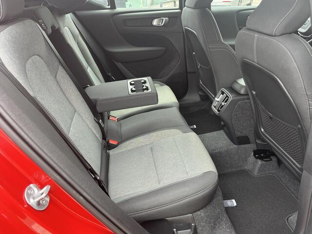 Volvo XC40 B4 Plus Dark Pilot Assist | Trekhaak | H&K Audio | Elektr. stoel