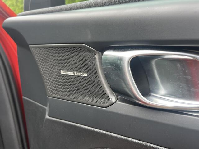 Volvo XC40 B4 Plus Dark Pilot Assist | Trekhaak | H&K Audio | Elektr. stoel