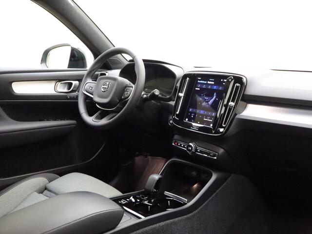 Volvo XC40 B3 177pk Plus Dark / Elektr. Stoelen / 19'' / Harman&Kardon / Noodreservewiel / Getint glas / Verw. Voorruit / ACC / BLIS / Elektr. Achterklep / Keyless / Mistlampen /