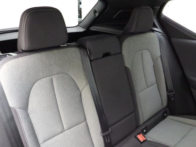 Volvo XC40 B3 177pk Plus Dark / Elektr. Stoelen / 19'' / Harman&Kardon / Noodreservewiel / Getint glas / Verw. Voorruit / ACC / BLIS / Elektr. Achterklep / Keyless / Mistlampen /