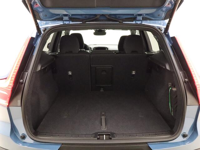 Volvo XC40 B3 177pk Plus Dark / Elektr. Stoelen / 19'' / Harman&Kardon / Noodreservewiel / Getint glas / Verw. Voorruit / ACC / BLIS / Elektr. Achterklep / Keyless / Mistlampen /