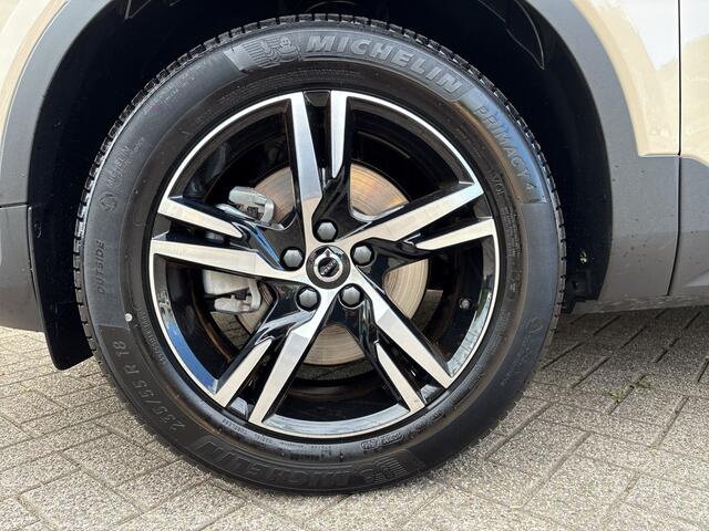 Volvo XC40 2.0 B4 Plus Dark / Trekhaak / 18" Velgen / Harman Kardon Audio / Verwarmde voorruit /