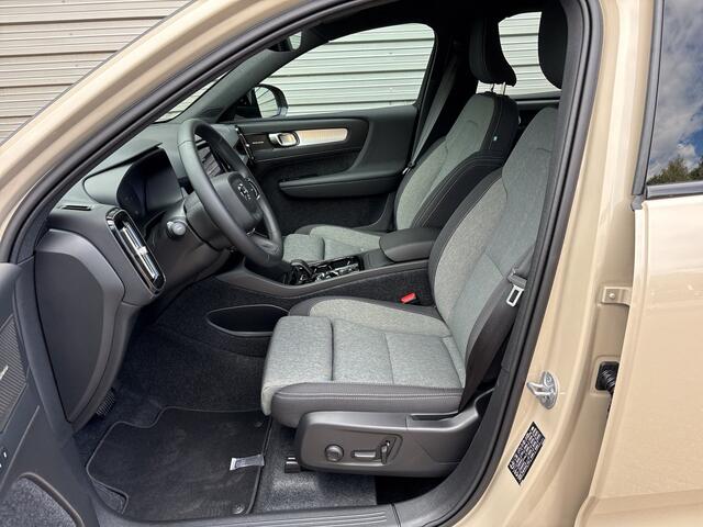 Volvo XC40 2.0 B4 Plus Dark / Trekhaak / 18" Velgen / Harman Kardon Audio / Verwarmde voorruit /