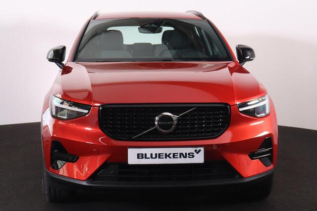Volvo XC40 B4 Plus Dark - IntelliSafe Assist & Surround - Harman/Kardon audio - Parkeercamera achter - Verwarmde voorstoelen & stuur - Elektr. bedienb. voorstoelen met geheugen links - Parkeersensoren voor & achter - Draadloze tel. lader - Elektr. inklapbare trekhaa