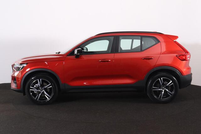 Volvo XC40 B4 Plus Dark - IntelliSafe Assist & Surround - Harman/Kardon audio - Parkeercamera achter - Verwarmde voorstoelen & stuur - Elektr. bedienb. voorstoelen met geheugen links - Parkeersensoren voor & achter - Draadloze tel. lader - Elektr. inklapbare trekhaa
