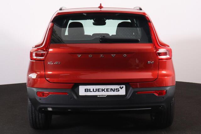 Volvo XC40 B4 Plus Dark - IntelliSafe Assist & Surround - Harman/Kardon audio - Parkeercamera achter - Verwarmde voorstoelen & stuur - Elektr. bedienb. voorstoelen met geheugen links - Parkeersensoren voor & achter - Draadloze tel. lader - Elektr. inklapbare trekhaa