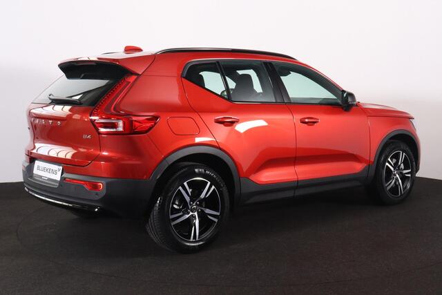 Volvo XC40 B4 Plus Dark - IntelliSafe Assist & Surround - Harman/Kardon audio - Parkeercamera achter - Verwarmde voorstoelen & stuur - Elektr. bedienb. voorstoelen met geheugen links - Parkeersensoren voor & achter - Draadloze tel. lader - Elektr. inklapbare trekhaa