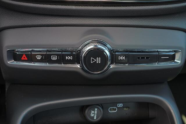 Volvo XC40 B4 Plus Dark - IntelliSafe Assist & Surround - Harman/Kardon audio - Parkeercamera achter - Verwarmde voorstoelen & stuur - Elektr. bedienb. voorstoelen met geheugen links - Parkeersensoren voor & achter - Draadloze tel. lader - Elektr. inklapbare trekhaa