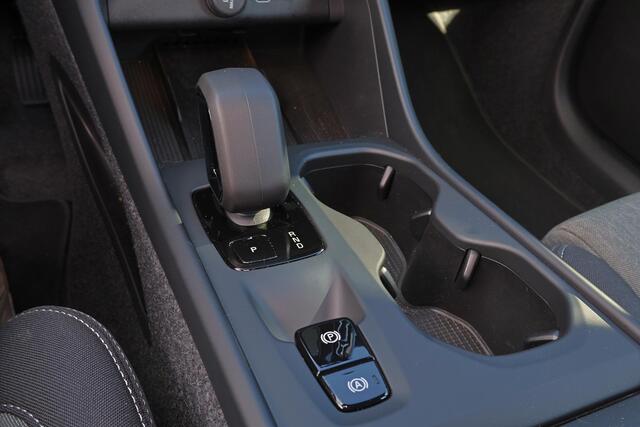 Volvo XC40 B4 Plus Dark - IntelliSafe Assist & Surround - Harman/Kardon audio - Parkeercamera achter - Verwarmde voorstoelen & stuur - Elektr. bedienb. voorstoelen met geheugen links - Parkeersensoren voor & achter - Draadloze tel. lader - Elektr. inklapbare trekhaa