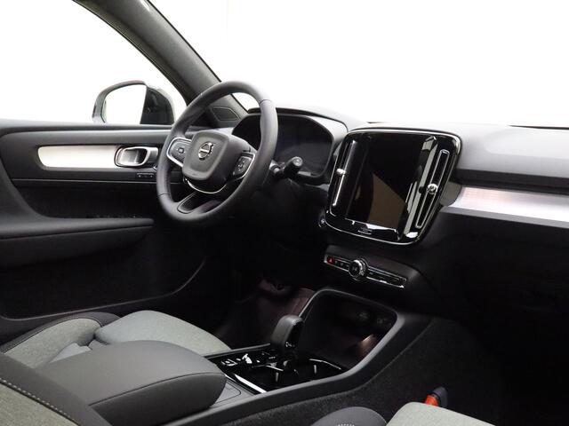 Volvo XC40 B4 211pk Plus Dark / Harman en Kardon audio / Keyless entry / Elektr. stoelen / Trekhaak / Stoel /- en stuurverwarming / Camera /