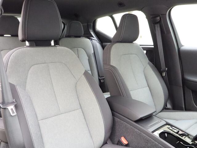 Volvo XC40 B4 211pk Plus Dark / Harman en Kardon audio / Keyless entry / Elektr. stoelen / Trekhaak / Stoel /- en stuurverwarming / Camera /