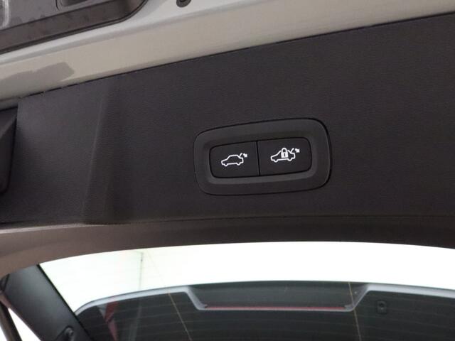 Volvo XC40 B4 211pk Plus Dark / Harman&Kardon / El. Trekhaak / El. Stoelen / Stoel + Stuurw. Verwarming / BLIS / ACC / PDC + CAM / Verw. Voorruit /