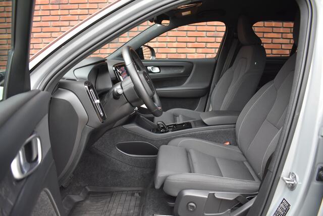 Volvo XC40 Extended Range 252PK Plus 82 kWh | Trekhaak | Stoelverwarming | Keyless |