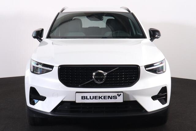 Volvo XC40 T5 Recharge Plus Dark - IntelliSafe Assist - 360º Camera - Harman/Kardon audio - Verwarmde voorstoelen & stuur - Parkeersensoren voor & achter - Elektr. bedienb. voorstoelen met geheugen links - Draadloze tel. lader - Extra getint glas - 19' LMV
