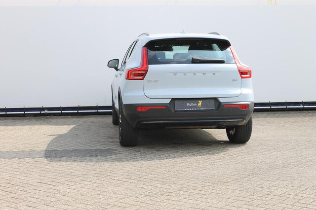 Volvo XC40 B4 211PK Automaat Plus Dark Google Infotainment / Verwarmbare voorruit / Semi elektrisch wegklapbare trekhaak / Elektrisch verstelbare voorstoelen met geheugen op de bestuurdersstoel