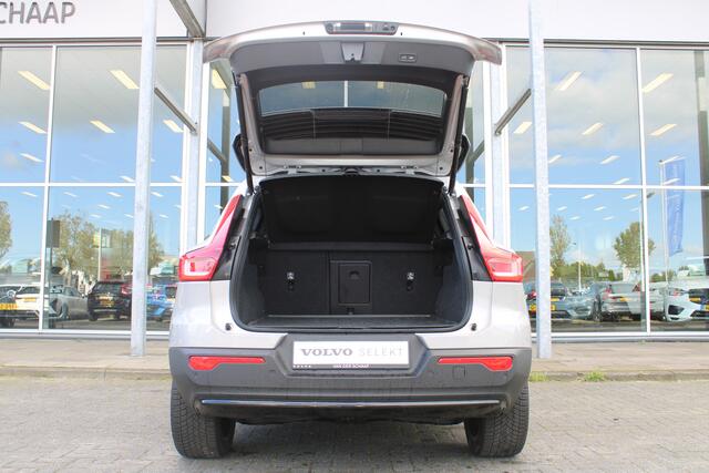 Volvo XC40 Extended Range Plus 82 kWh / Keyless entry / BLIS / Stoel/- en stuurverwarming / Trekhaak / Camera /