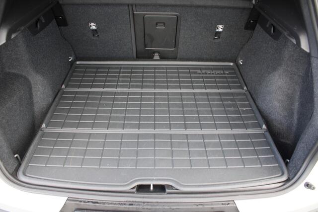 Volvo XC40 Extended Range Plus 82 kWh / Keyless entry / BLIS / Stoel/- en stuurverwarming / Trekhaak / Camera /