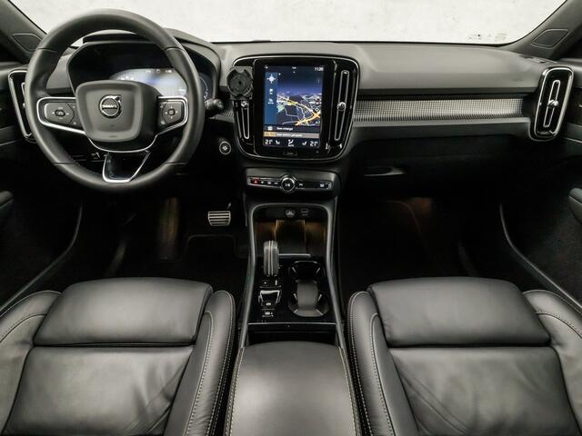 Volvo XC40 1.5 T4 Recharge Inscription 211Pk Automaat (PANORAMADAK, APPLE CARPLAY, LEDER, MEMORY SEATS, KEYLESS, STUUR/STOELVERWARMING, HARMAN/KARDON, CAMERA, TREKHAAK, ADAPTIVE CRUISE, ZWART HEMEL, NIEUWSTAAT)