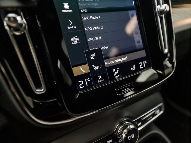 Volvo XC40 1.5 T4 Recharge Inscription 211Pk Automaat (PANORAMADAK, APPLE CARPLAY, LEDER, MEMORY SEATS, KEYLESS, STUUR/STOELVERWARMING, HARMAN/KARDON, CAMERA, TREKHAAK, ADAPTIVE CRUISE, ZWART HEMEL, NIEUWSTAAT)