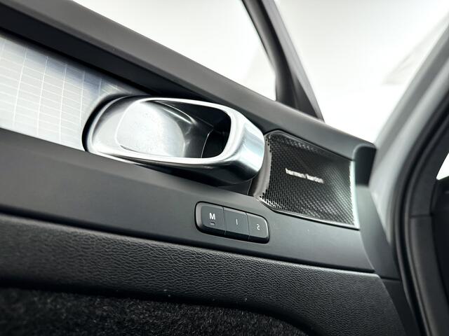 Volvo XC40 B4 Plus Dark | Parkeercamera | Stoel- en Stuurverwarming | Harman Kardon | Trekhaak