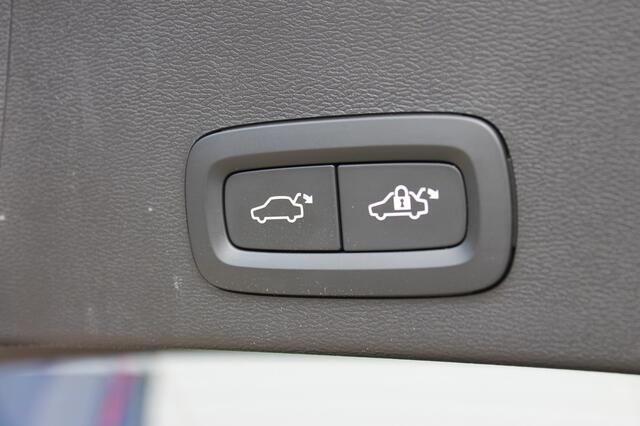 Volvo XC40 B3 177PK Automaat Plus Dark Google infotainment / Draadloos telefoon opladen / Elektrisch bedienbare bestuurdersstoel met geheugen / Adaptieve Cruise Control / Parkeersensoren voor en achter met 360 graden camera