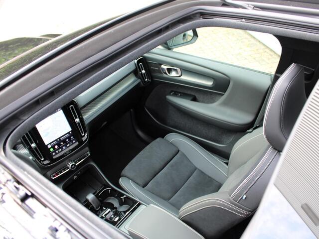 Volvo XC40 2.0 B4 Plus Black Edition Automaat / Panoramadak / Privacy Glass / Microtech Nubuck bekleding / Google Maps