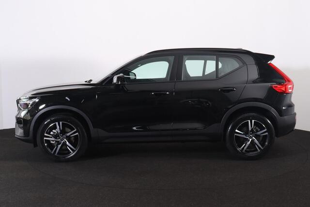 Volvo XC40 B4 Plus Dark - IntelliSafe Assist & Surround - Harman/Kardon audio - Parkeercamera achter - Verwarmde voorstoelen & stuur - Parkeersensoren voor & achter - Elektr. bedienb. voorstoelen met geheugen links - Draadloze tel. lader - Elektr. inklapbare trekhaa