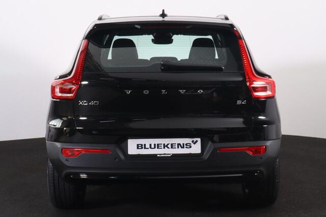 Volvo XC40 B4 Plus Dark - IntelliSafe Assist & Surround - Harman/Kardon audio - Parkeercamera achter - Verwarmde voorstoelen & stuur - Parkeersensoren voor & achter - Elektr. bedienb. voorstoelen met geheugen links - Draadloze tel. lader - Elektr. inklapbare trekhaa