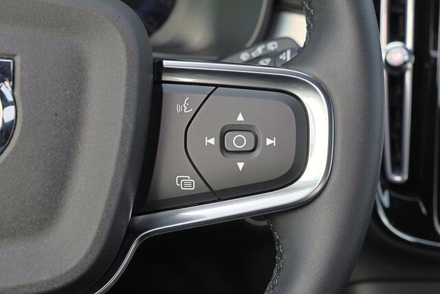 Volvo XC40 B4 Plus Dark - IntelliSafe Assist & Surround - Harman/Kardon audio - Parkeercamera achter - Verwarmde voorstoelen & stuur - Parkeersensoren voor & achter - Elektr. bedienb. voorstoelen met geheugen links - Draadloze tel. lader - Elektr. inklapbare trekhaa