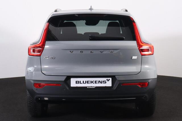 Volvo XC40 T5 Recharge Plus Dark - IntelliSafe Assist - 360º Camera - Harman/Kardon audio - Verwarmde voorstoelen & stuur - Parkeersensoren voor & achter - Elektr. bedienb. voorstoelen met geheugen links - Draadloze tel. lader - Extra getint glas - 19' LMV