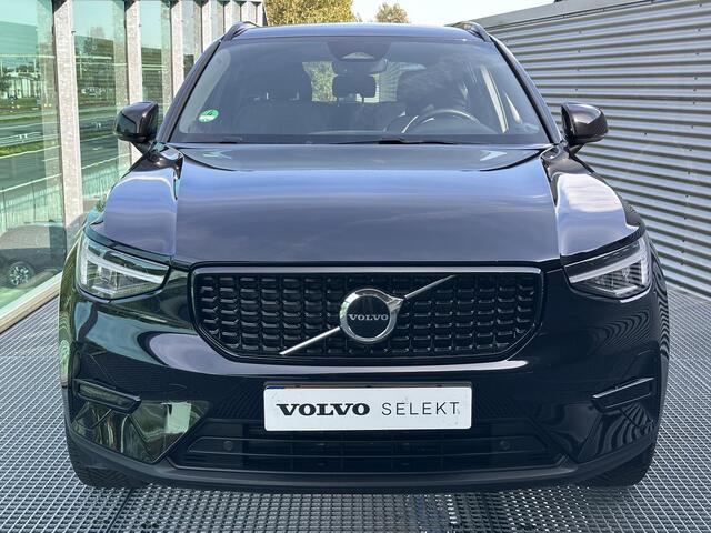 Volvo XC40 2.0 B4 Plus Dark / Trekhaak / Harman Kardon / Elek. verstelbare stoelen / Stuur+stoelen verwarmd / BLIS / Camera achter / Keyless /