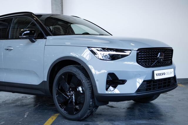 Volvo XC40 B4 Plus Black Edition | 360° Parkeercamera | Panorama dak | Semi-Electrische Wegklapbare Trekhaak | Harman Kardon Premium Audio | Stoelverwarming | Parkeersensoren voor + achter | Google Infotainment | Stuurwielverwarming