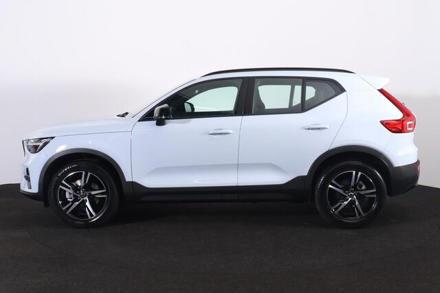 Volvo XC40 B4 Plus Dark - IntelliSafe Assist & Surround - Harman/Kardon audio - Parkeercamera achter - Verwarmde voorstoelen & stuur - Parkeersensoren voor & achter - Elektr. bedienb. voorstoelen met geheugen links - Draadloze tel. lader - Elektr. inklapbare trekhaa