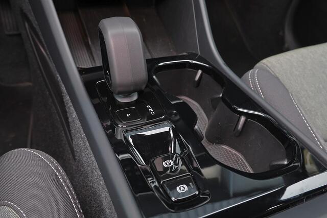 Volvo XC40 B4 Plus Dark - IntelliSafe Assist & Surround - Harman/Kardon audio - Parkeercamera achter - Verwarmde voorstoelen & stuur - Parkeersensoren voor & achter - Elektr. bedienb. voorstoelen met geheugen links - Draadloze tel. lader - Elektr. inklapbare trekhaa