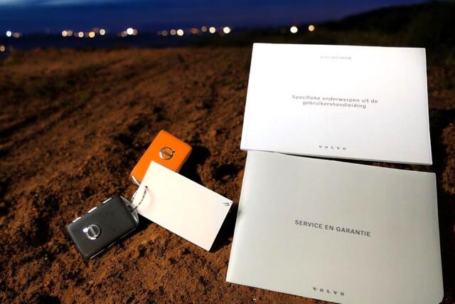 Volvo XC40 1.5 T4 155kW/211pk DCT7 Recharge R-Design PANORAMADAK + HARMAN/KARDON + LEER/ALCANTARA + EL.STOEL MET MEMORY + STOEL-&STUURVERWARMING + ADAPT.CRUISE + LANE ASSIST + NAVI SENSUS + KEYLESS ENTRY&GO + CAMERA + PARKSENSOREN V&A + 19" LM-VELGEN!!