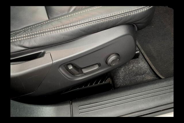 Volvo XC40 1.5 T5 Plug-in Hybrid 193kW/262pk DCT7 Ultimate Dark PANORAMADAK + HARMAN/KARDON + EL.TREKHAAK + ADAPT.CRUISE + PILOT ASSIST + NAVI SENSUS + BLIS + LANE ASSIST + EL.STOELEN + STOEL-&STUURVERWARMING + CAMERA + KEYLESS + PARKSENSOREN V&A + 19" LM-VELGEN!!