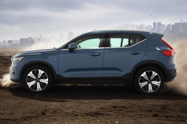 Volvo XC40 1.5 T5 Plug-in Hybrid 193kW/262pk DCT7 Ultimate Bright FACELIFT! PANORAMADAK + HARMAN/KARDON + ADAPT.CRUISE + PILOT ASSIST + NAVI SENSUS + BLIS + LANE ASSIST + EL.STOELEN + STOEL-&STUURVERWARMING + CAMERA + KEYLESS + PARKSENSOREN V&A + 19" LM-VELGEN!!