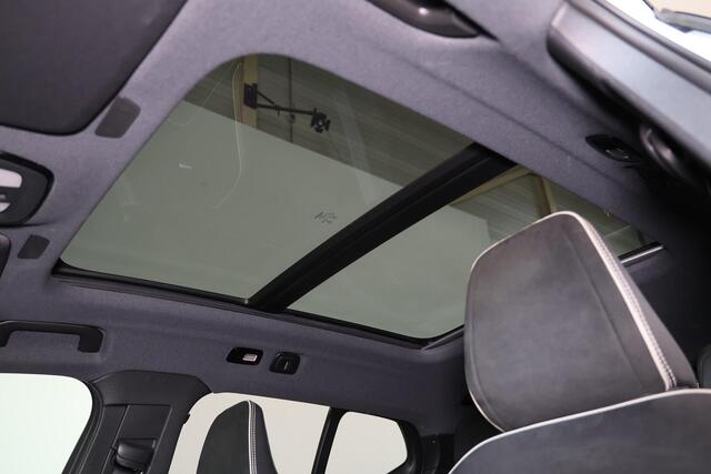 Volvo XC40 Recharge Twin AWD R-Design - Panorama/schuifdak - IntelliSafe Assist & Surround - 360º Camera - Harman/Kardon audio - Adaptieve LED koplampen - Verwarmde voorstoelen, stuur & achterbank - Parkeersensoren voor & achter - Elektr. bedienb. voorstoelen met ge