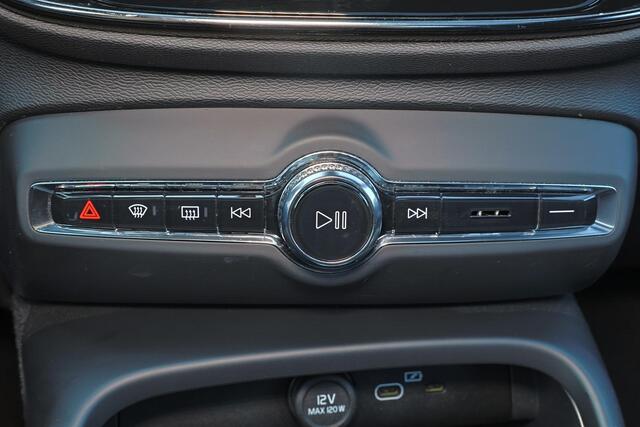 Volvo XC40 Recharge Twin AWD R-Design - Panorama/schuifdak - IntelliSafe Assist & Surround - 360º Camera - Harman/Kardon audio - Adaptieve LED koplampen - Verwarmde voorstoelen, stuur & achterbank - Parkeersensoren voor & achter - Elektr. bedienb. voorstoelen met ge