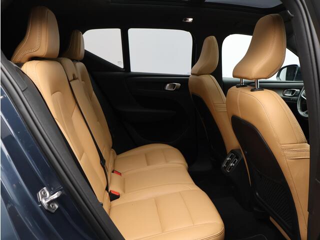 Volvo XC40 T5 247PK AWD Inscription / Panoramisch Dak / Trekhaak / 360gr Camera / Elek. Verstelbare Stoelen / BLIS / Keyless / All Season Banden /