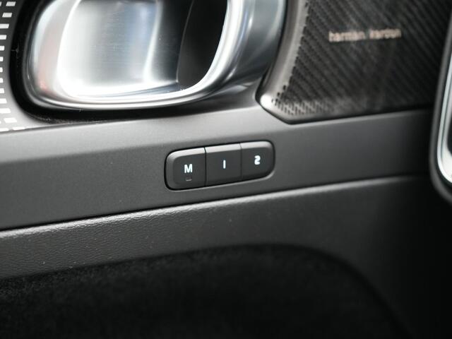 Volvo XC40 T4 Recharge R-Design Plug In Hybrid 211pk Dealer O.H PHEV | Panodak | Adaptive Cruise | 360 Camera | Alcantara Sportstoelen Memory & Verwarmd | Harman & Kardon | Apple Carplay | Stuur Verwarmd | Navigatie | Virtual | DAB |