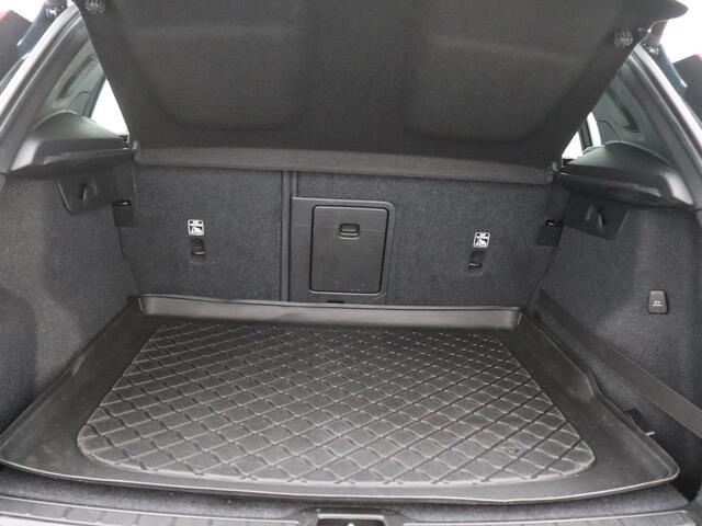 Volvo XC40 1.5 T3 Business Pro 163PK Trekhaak, Achteruitrijcamera, Keyless, Clima, Elektr. Achterklep, 18" LM Velgen, Adaptieve Cruise Control