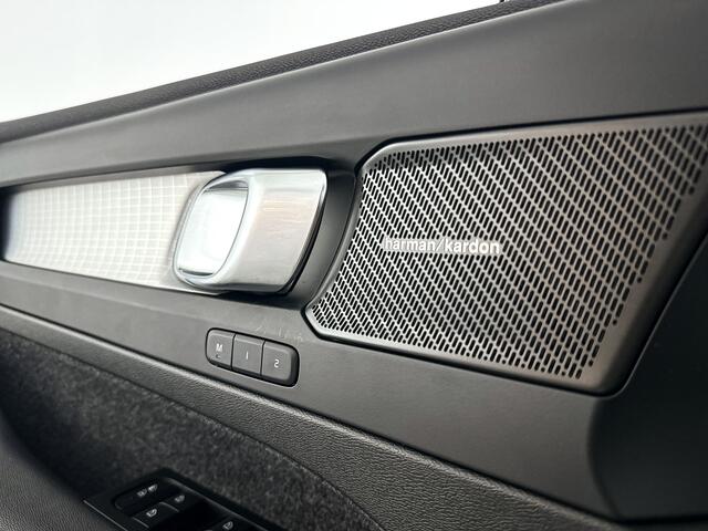 Volvo XC40 B4 Plus Dark | Parkeercamera | Stoel- en Stuurverwarming | Harman Kardon | Trekhaak