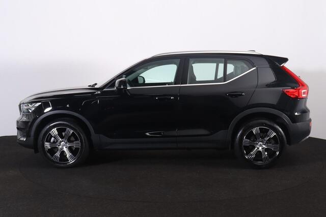 Volvo XC40 B4 211pk Inscription - Intellisafe Assist/Surround - Lederen bekleding - Verwarmbare voorstoelen - Verwarmbaar stuurwiel - Elektrisch bedienbare voorstoelen - 360 graden camera - Elektrisch bedienbare achterklep - Noodreservewiel