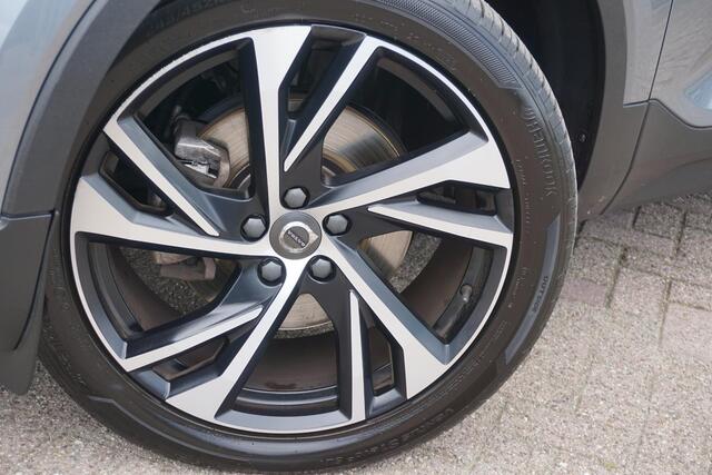 Volvo XC40 2.0 T5 AWD R-Design Intro Edition | 2100KG TREKGEWICHT | Trekhaak | Schuif/kantel panoramadak | BLIS | Keyless entry/start | Volvo on Call | Parkeercamera | Stoelverwarming | Adaptieve cruise control |